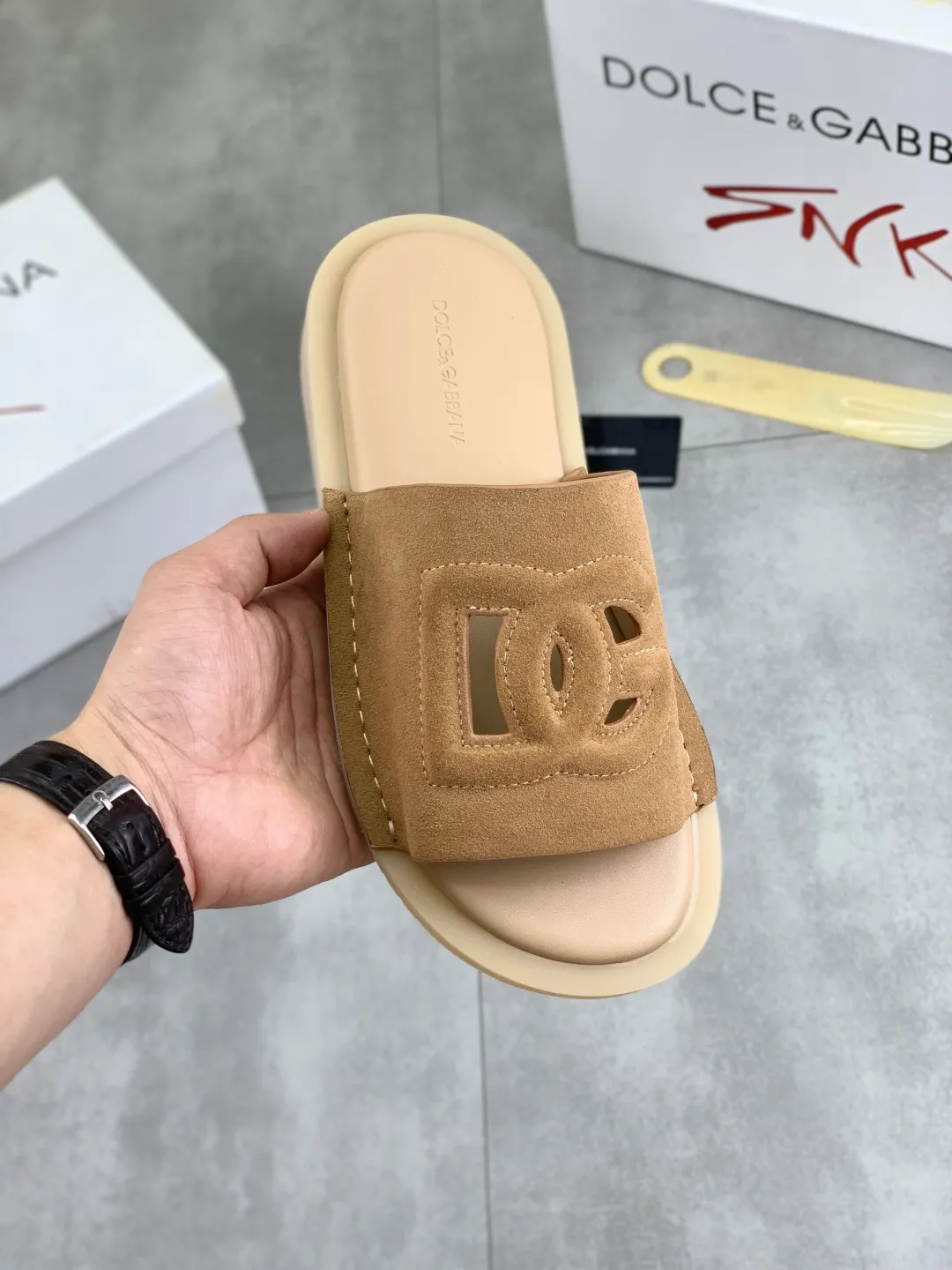 Men's shoes 💰P340 [New model] 💰High quality slippers💎💎💎 DG official website synchronizes the latest slippers 🩴 The highest version on the market, accept material comparison, shoe type comparison, process comparison, practical and textured, versatile and suitable for any occasion, the more you look at it, the more flavorful it becomes. Purely handmade craftsmanship - Upper material, calfskin imported from Italy 🇮🇹 - High-quality water-dyed sheepskin lining - Original high-quality private model customized combination outsole (super comfortable) -Size: 38-45 Color: 6️⃣ colors available